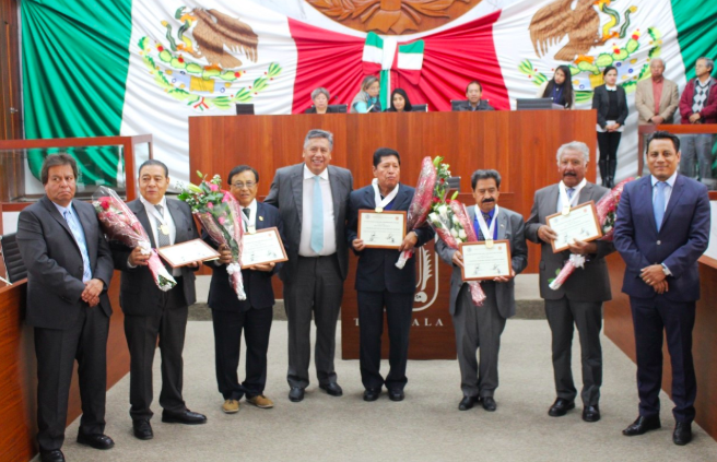 Entregan presea "unidad y orgullo magisterial" en el congreso